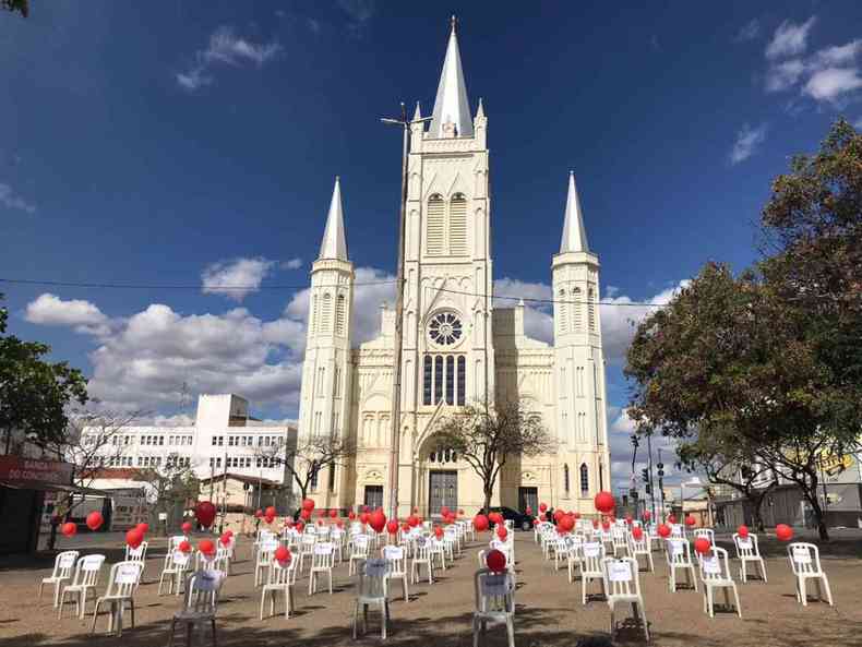 Cadeiras brancas e bales vermelhos foram colocados na Praa Pio XII, em frente  Catedral Nossa Senhora Aparecida(foto: Geppsi/divulgao)