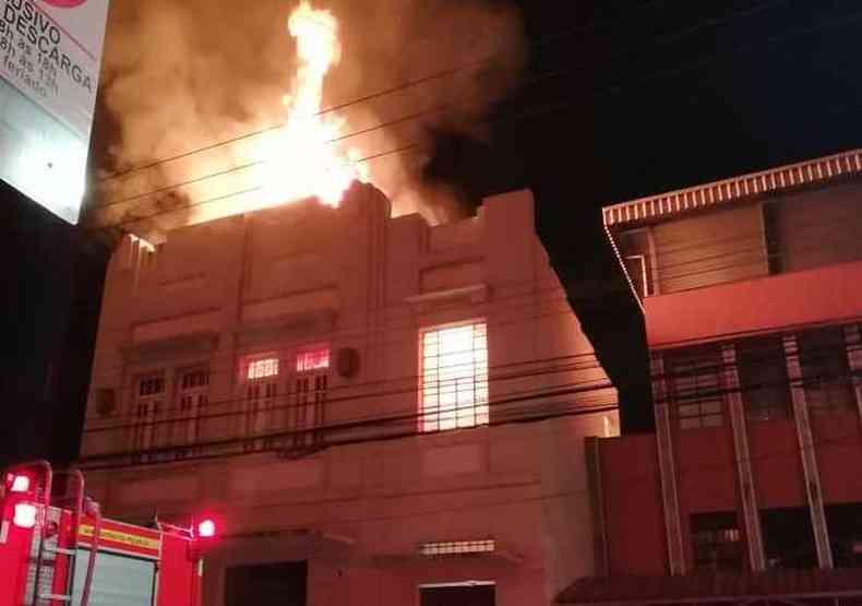 Fogo assustou moradores vizinhos(foto: Corpo de Bombeiros/Divulgao)