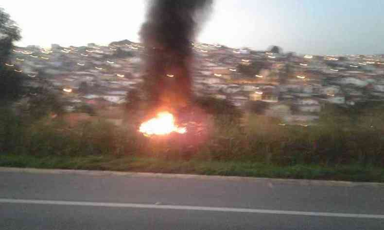 Veiculo em chamas no incio desta manh em Eli Mendes(foto: Internet/ Whatsapp/ Reproduo)