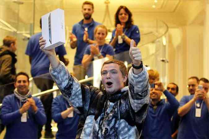 O primeiro comprador na loja da Apple em Amsterdam tambm comemorou(foto: AFP PHOTO / ANP -BAS CZERWINSKI)