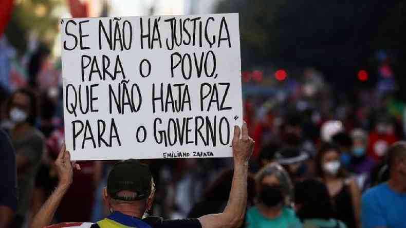 Protesto contra o presidente Jair Bolsonaro no ltimo sbado, em So Paulo; pesquisa aponta sensao de desassistncia por parte da populao(foto: Reuters)