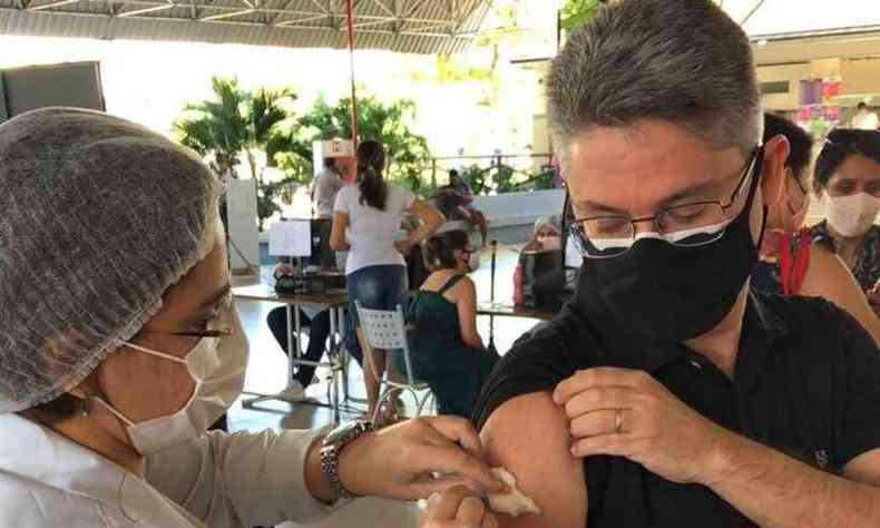 Vieira aproveitou para conscientizar a populao: ''#vacinanobrao''(foto: Redes Sociais/Reproduo)