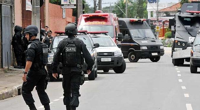 Várias viaturas do Gate, Polícia Militar e Corpo de Bombeiros fecharam a avenida em frente à casa(foto: Marcos Michelin/EM/D.A.Press) Várias viaturas do Gate, Polícia Militar e Corpo de Bombeiros fecharam a avenida em frente à casa(foto: Marcos Michelin/EM/D.A.Press)
