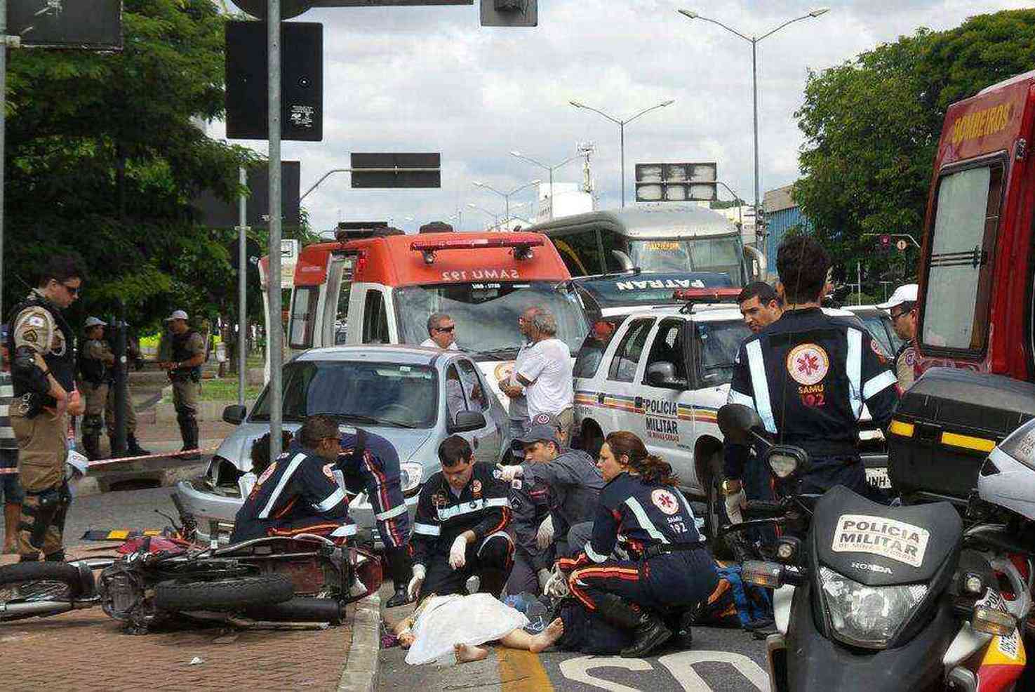 Acidente Entre Moto E Carro Na Avenida Do Contorno Estado De Minas 