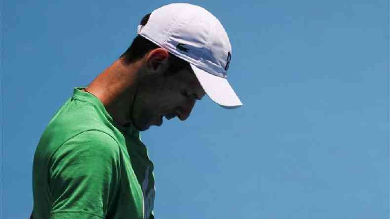 Novak Djokovic olha para baixo em quadra