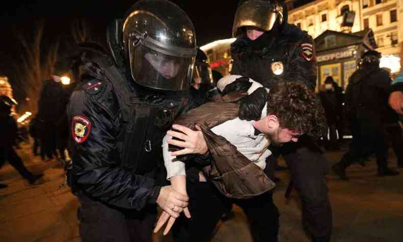 No centro de So Petersburgo, policiais detm manifestante durante um protesto contra a invaso da Ucrnia pela Rssia 