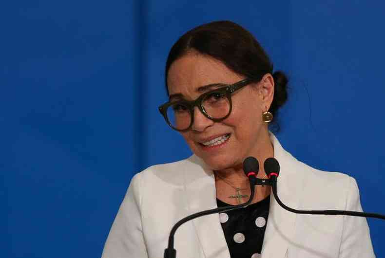 Regina Duarte em cerimnia do governo