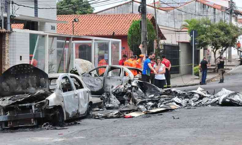 Acidente areo com avio de pequeno porte no Bairro Caiara deixou seis vtimas(foto: Gladyston Rodrigues/EM/D.A Press)