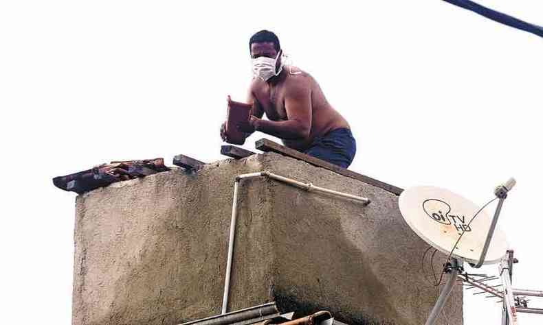 Robson Geraldo do Nascimento consertou um vazamento no telhado(foto: JAIR AMARAL/EM/D.A PRESS)