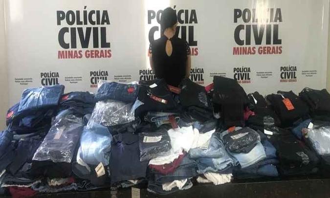 No total, 298 peças de roupas foram apreendidas pela Polícia Civil.(foto: Divulgação/Polícia Civil) No total, 298 peças de roupas foram apreendidas pela Polícia Civil.(foto: Divulgação/Polícia Civil)