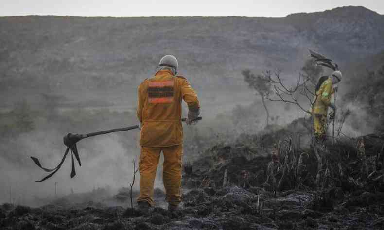 Brigadistas debelando incndio na Lapinha da Serra