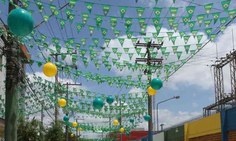 Rua enfeitada com bandeiras do Brasil