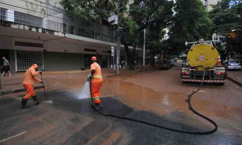 Trabalhos de limpeza em trecho atingido pela chuva e lama na Avenida Prudente de Morais, Regio Centro-Sul de BH(foto: Tulio Santos/EM/D.A Press - 29/01/2020)