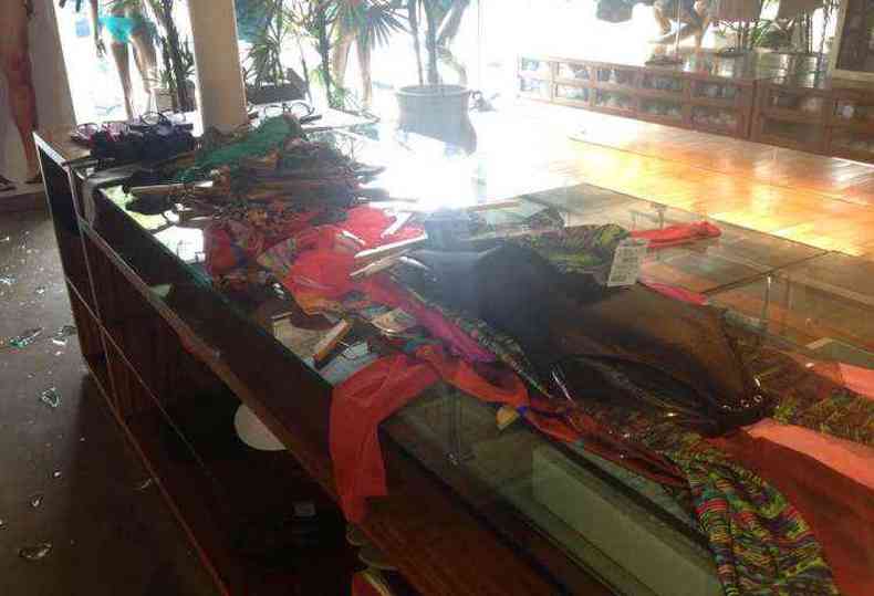 Arrombadores deixaram roupas reviradas dentro da loja(foto: Cila / Divulgao)