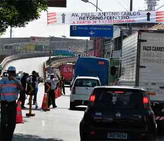 Desde ontem, motoristas que trafegam pela Dom Pedro II no podem acessar o Centro pelo Viaduto B. (foto: ALEXANDRE GUZANSHE/EM/D.A PRESS)
