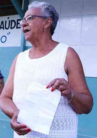  Zilda Ferreira de Souza , de 70 anos, precisa da ajuda de funcionrios do posto de sade do Bairro Piedade, em Itana, que no tem clnico geral, para conseguir receita para remdios de uso dirio(foto: Nando Oliveira/EM/D.A.Press)