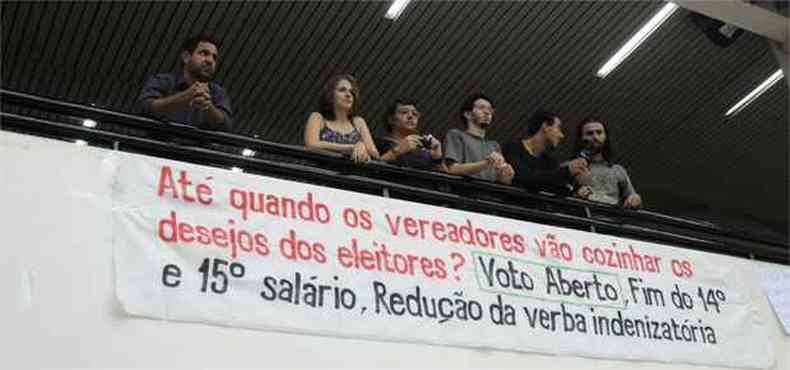 Manifestantes protestaram nesta sexta-feira contra o aumento do salrios dos vereadores de BH (foto: Beto Magalhaes/EM/D.A Press)