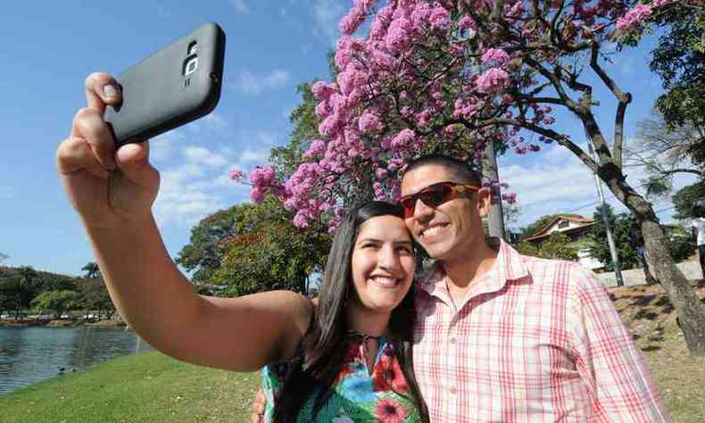 O casal Michelle e Jeferson, de Fortaleza, fez selfie e compartilhou a novidade com parentes no Nordeste(foto: Beto Novaes/EM/D.A PRESS)