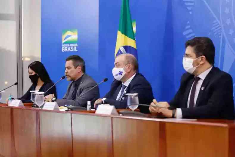 Arnaldo Correia (de mscara com o smbolo do SUS): ''feliz'' com a concordncia entre o Ministrio da Sade e a OMS sobre o estgio da covid no Brasil(foto: Anderson Riedel/PR)