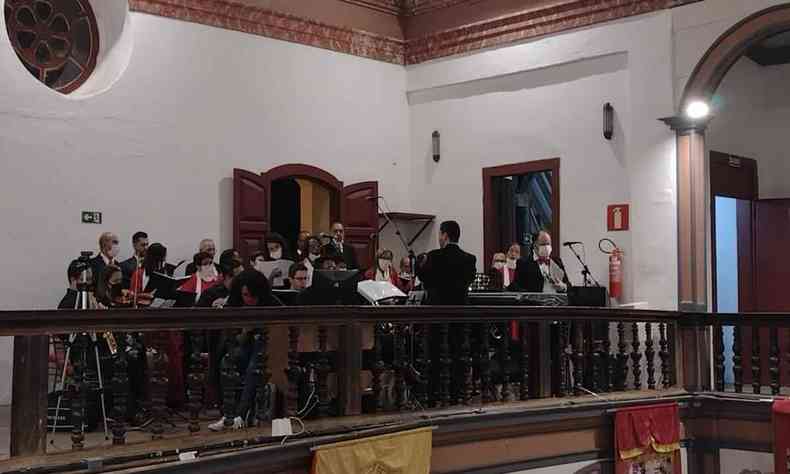 Banda de igreja, coro numeroso, no mezanino do templo