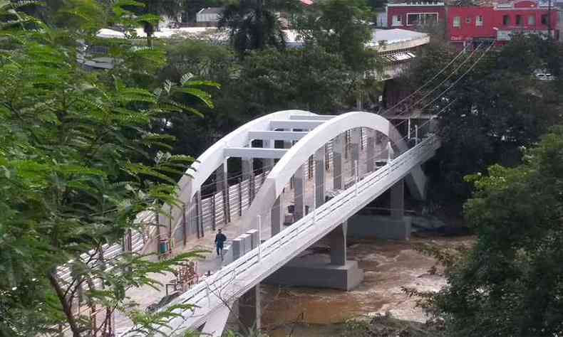 Com 86 metros de extenso, a Ponte Benedito Valadares  importante via de acesso de Nova Era (foto: Prefeitura de Nova Era/Divulgao)