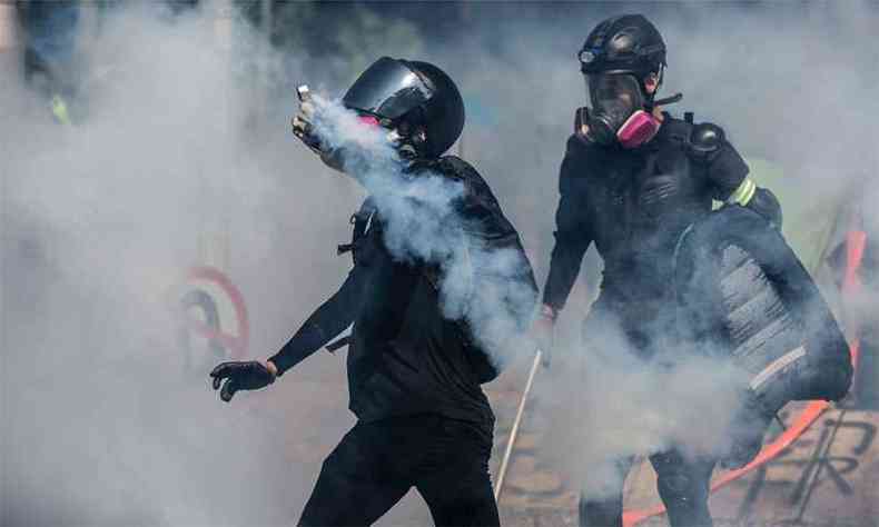 As foras de segurana usaram jatos de gua e gs lacrimogneo contra os manifestantes(foto: ISAAC LAWRENCE / AFP)