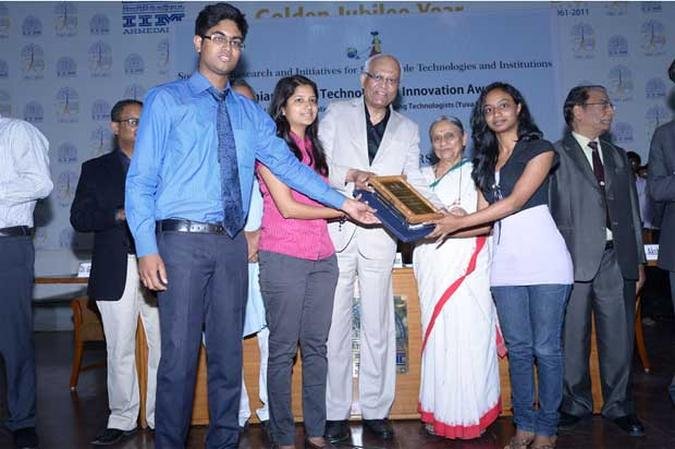 Da direita para a esquerda: Manisha, estudante de Engenharia Aeronáutica, e Rimpi e Niladri, ambos estudantes de Engenharia de Controle e Instrumentação na SRM University, em Chennai.(foto: Reprodução https://www.techpedia.in) Da direita para a esquerda: Manisha, estudante de Engenharia Aeronáutica, e Rimpi e Niladri, ambos estudantes de Engenharia de Controle e Instrumentação na SRM University, em Chennai.(foto: Reprodução https://www.techpedia.in)