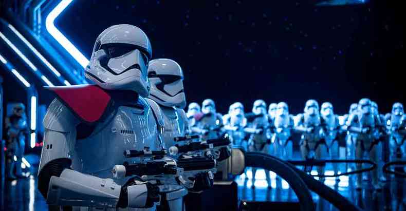  Stormtroopers recepcionam os visitantes na nave sequestrada pela Primeira Ordem