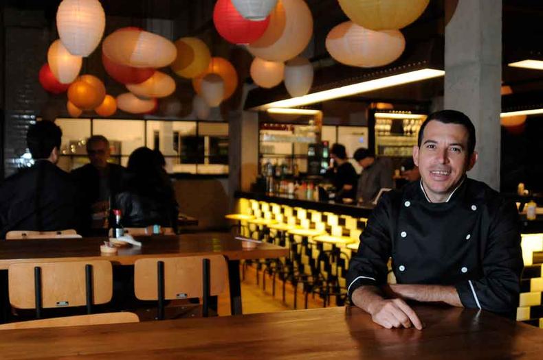 Adair Silva é chef e cuida da horta particular do Kanpai, restaurante no Anchieta(foto: Túlio Santos/EM/D.A Press) Adair Silva é chef e cuida da horta particular do Kanpai, restaurante no Anchieta(foto: Túlio Santos/EM/D.A Press)