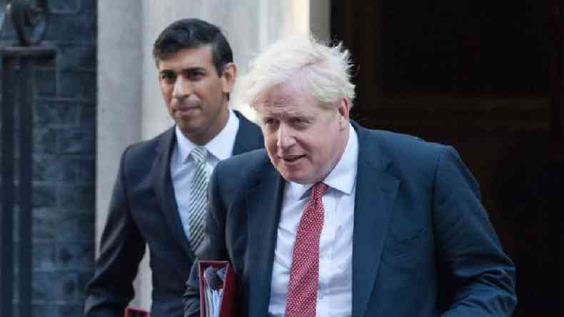 Ministro das finanas Rishi Sunak e primeiro-ministro Boris Johnson ( direita) esto se isolando depois que ambos entraram em contato com ministro da Sade, cujo teste deu positivo para coronavrus(foto: Getty Images)