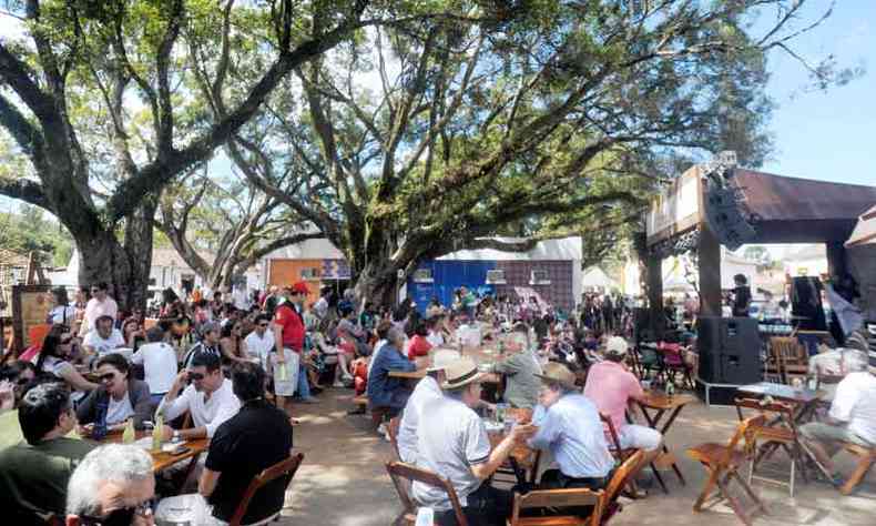 Largo das Forras, em Tiradentes, fica sempre lotado a cada edio do festival (foto: Leandro Couri/EM/D.A Press)