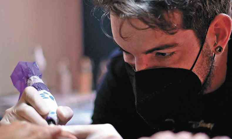 Augusto Molinari faz tatuagem no dedo mutilado de uma pessoa 