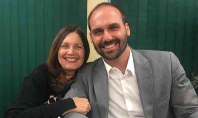 Eduardo Bolsonaro e Bia Kicis se abraam