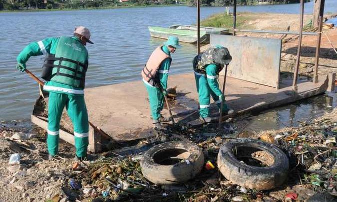Um dos maiores desafios é barrar a entrada de lixo na represa, que chega a 10 toneladas por dia na seca e 20 toneladas nas chuvas(foto: Beto Novaes/EM/D.A PRESS) Um dos maiores desafios é barrar a entrada de lixo na represa, que chega a 10 toneladas por dia na seca e 20 toneladas nas chuvas(foto: Beto Novaes/EM/D.A PRESS)