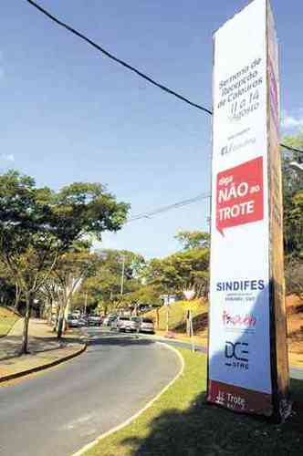 Totens e outdoors no cmpus alertam para a proibio. Quem se sentir coagido poder denunciar(foto: FOTOS: BETO MAGALHES/EM/D.A PRESS)