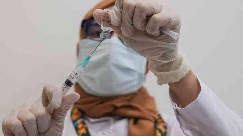 Dose da Sinovac sendo aplicada na Turquia; no ltimo domingo, Anvisa deu aval para uso da vacina no Brasil(foto: EPA)