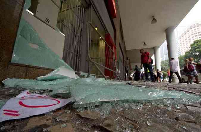 Rio de Janeiro amanheceu com lojas e fachadas de prdios destrudas(foto: PABLO PORCIUNCULA / AFP)