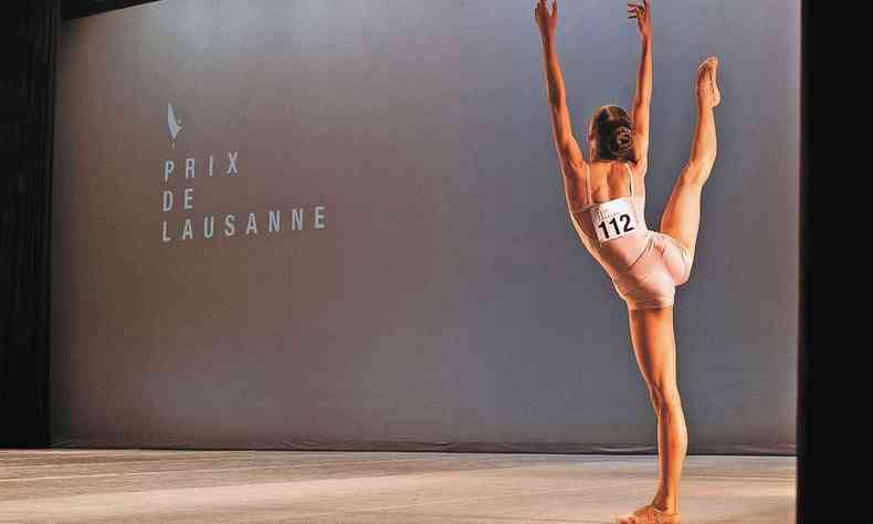 Luciana Sagioro ergue os braos e a perna direita rente ao corpo em apresentao no Prix de Lausanne 