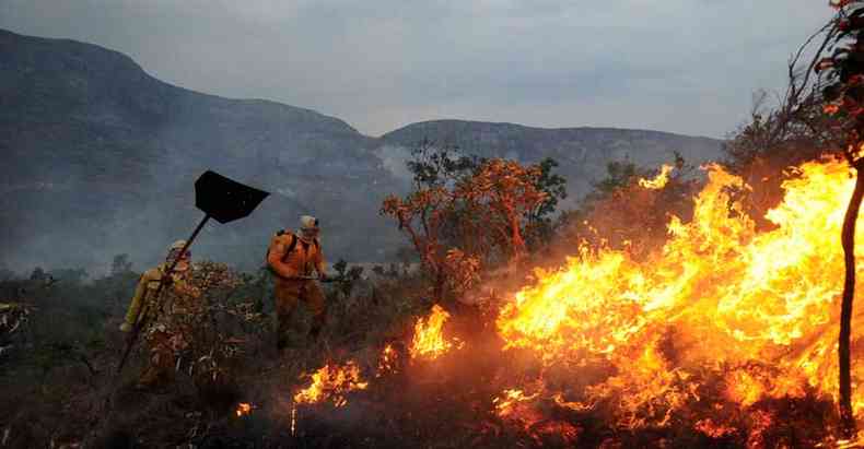 Bombeiros combatem incndio na Serra do Cip: regio marcada pelo turismo e por rea nacional de preservao foi das que mais perderam vegetao para o fogo, de acordo com registros dos satlites