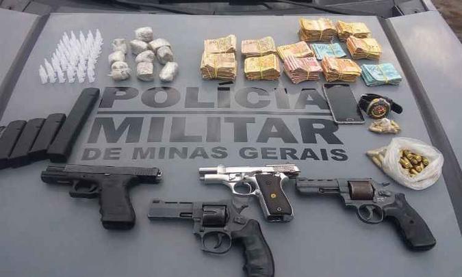 Casal foi preso com armas e drogas durante a operação(foto: Rotam/Divulgação) Casal foi preso com armas e drogas durante a operação(foto: Rotam/Divulgação)