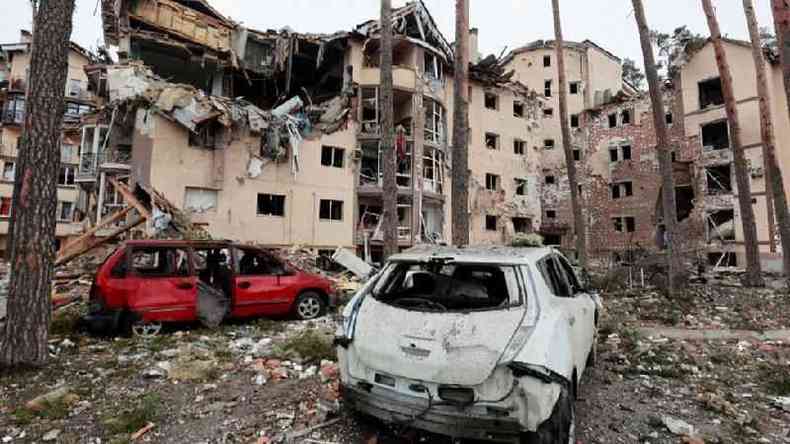 Edifcio residencial destrudo por bombardeios em Irpin, na regio de Kiev, em 2 de maro de 2022