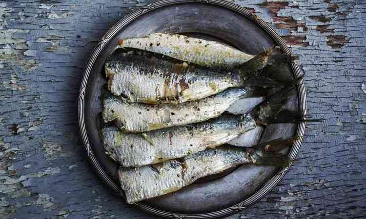 tigela com poro de sardinha