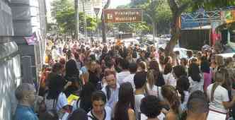 Servidores se concentraram na porta da PBH, na Avenida Afonso Pena(foto: Sindibel/Divulgao)