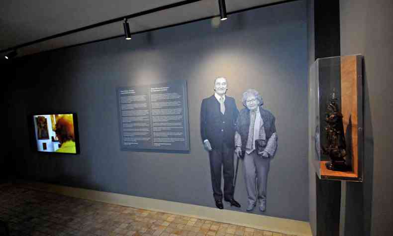 Painel mostra foto do casal franco-brasileiro Maria Helena e Jacques Boulieu que doou as peas colecionadas ao longo de 50 anos