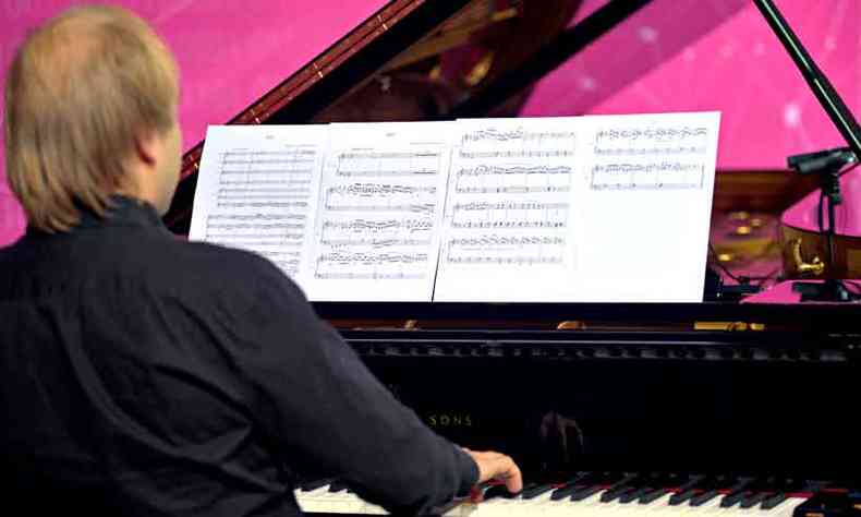 Pianista executa parte da concluso da Dcima sinfonia de Beethoven com a ajuda da IA: resultado final ser apresentado em abril de 2020, em Bonn, cidade natal do compositor 