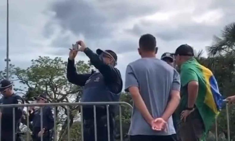 Imagem mostra policiais conversam com bolsonaristas e tiram foto enquanto Congresso Nacional era invadido 