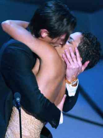 Adrien Brody beija Halle Berry na cerimnia do Oscar em 2003