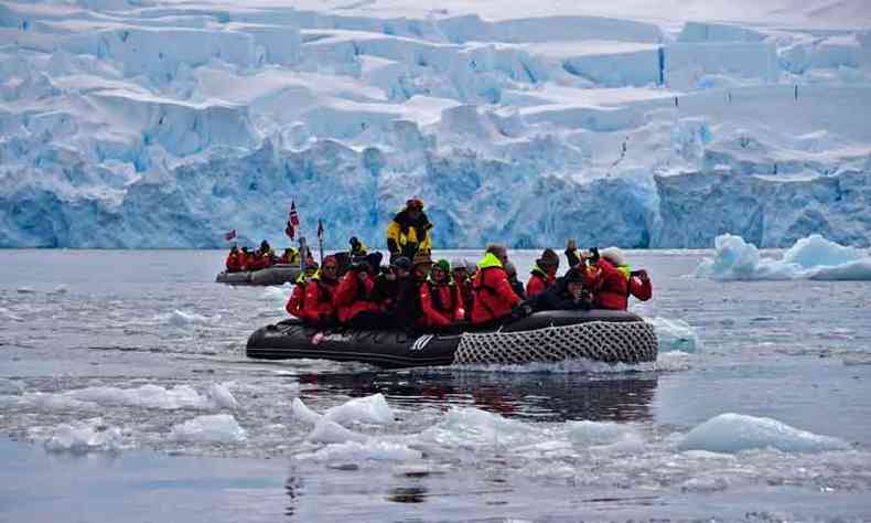 Botes nas guas geladas levam os turistas at o continente(foto: Johan ORDONEZ/AFP )