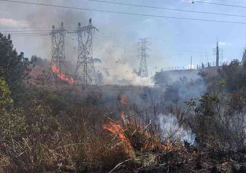 Em Poos de Caldas, fogo atingiu a rede eltrica(foto: CBMMG/Divulgao )