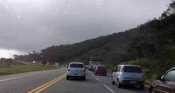 Trnsito intenso e congestionamento na BR-381(foto: Jair Amaral/EM/D.A Press)